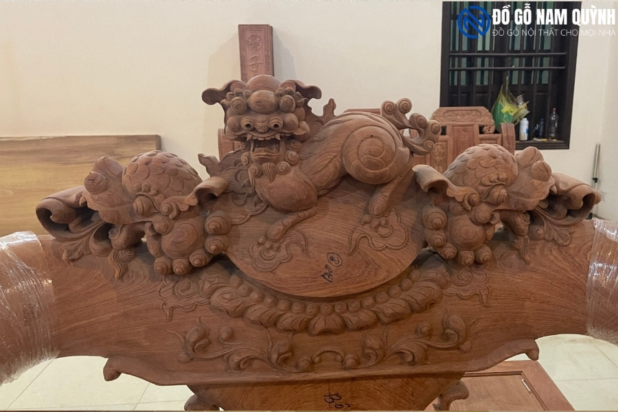 Bộ bàn ghế với linh Nghê ngồi bệ vệ