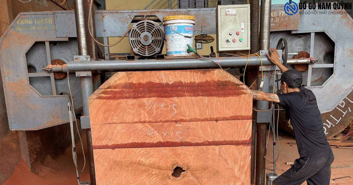 Công nhân đang cắt tấm bằng máy xẻ gỗ