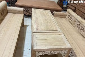 Cận cảnh bộ trường kỷ với mặt bàn hàng mộc chưa sơn PU