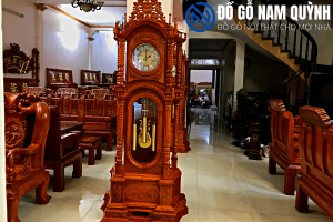 Đồng hồ tháp đứng tứ trụ gỗ hương đá đẹp tại Đồ Gỗ Nam Quỳnh